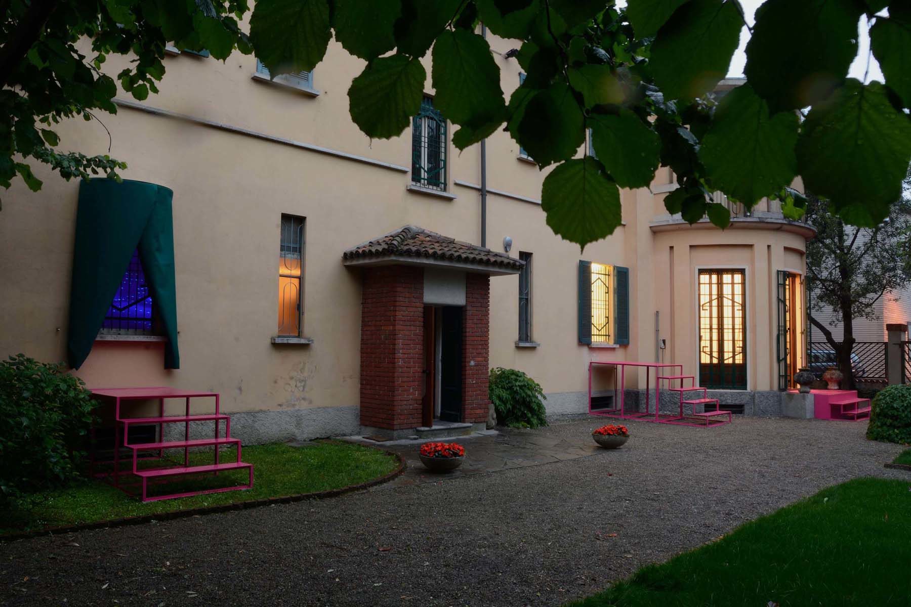 Splendida villa con giardino, exhibition view