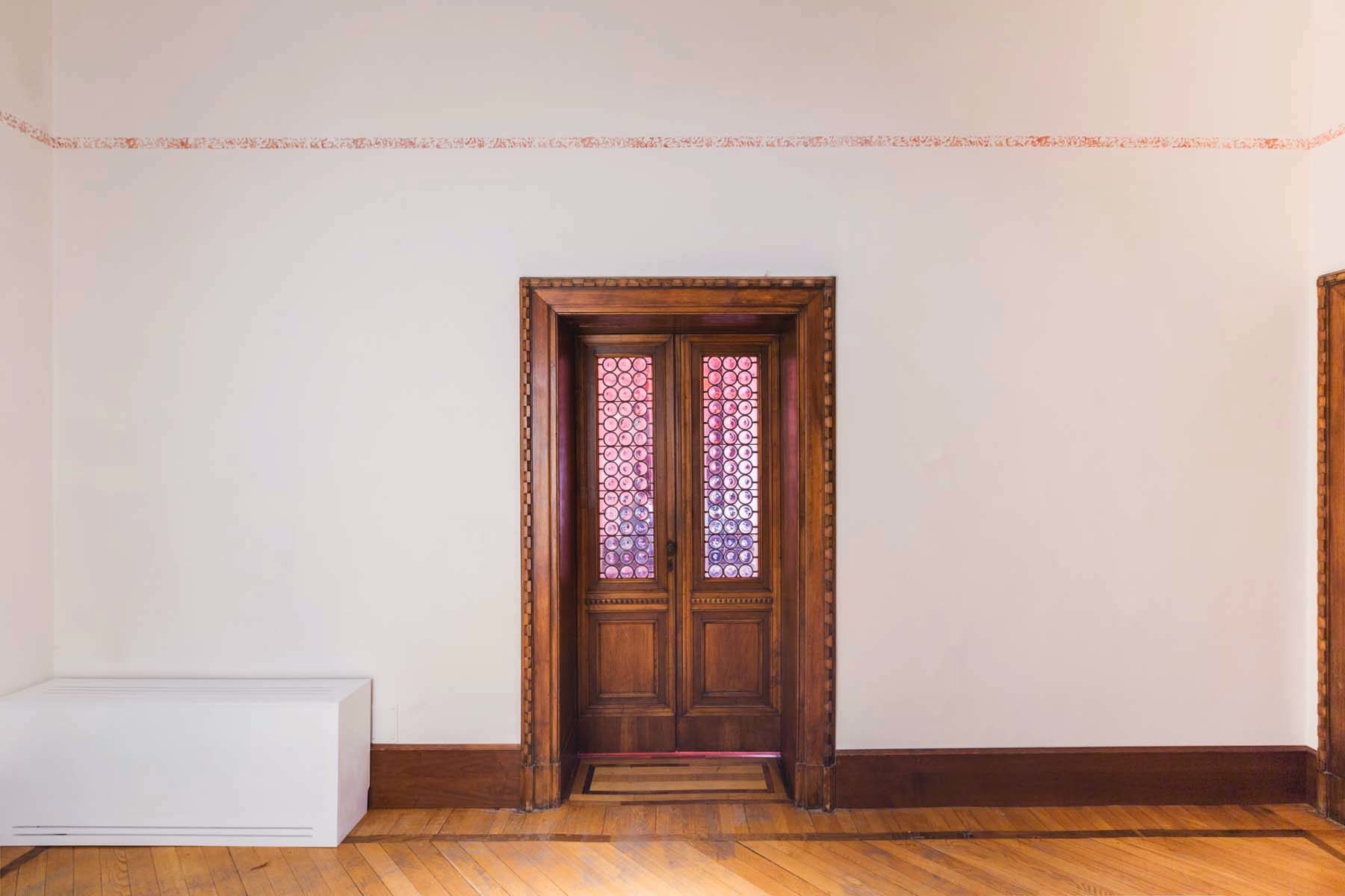 Giovanni Morbin, Non sto più nella pelle, 2018, blood painted wall, installation, h. 5 cm, ph. Nico Covre