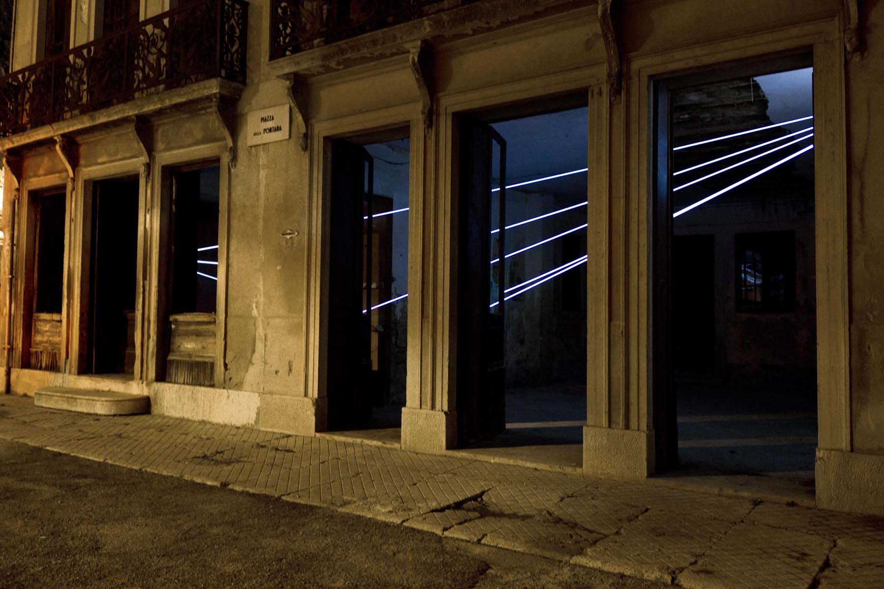 Carlo Bernardini, Aprite la luce, 2011, optical fiber steal, Palazzo Anas, Vittorio Veneto, ph. N.Covre