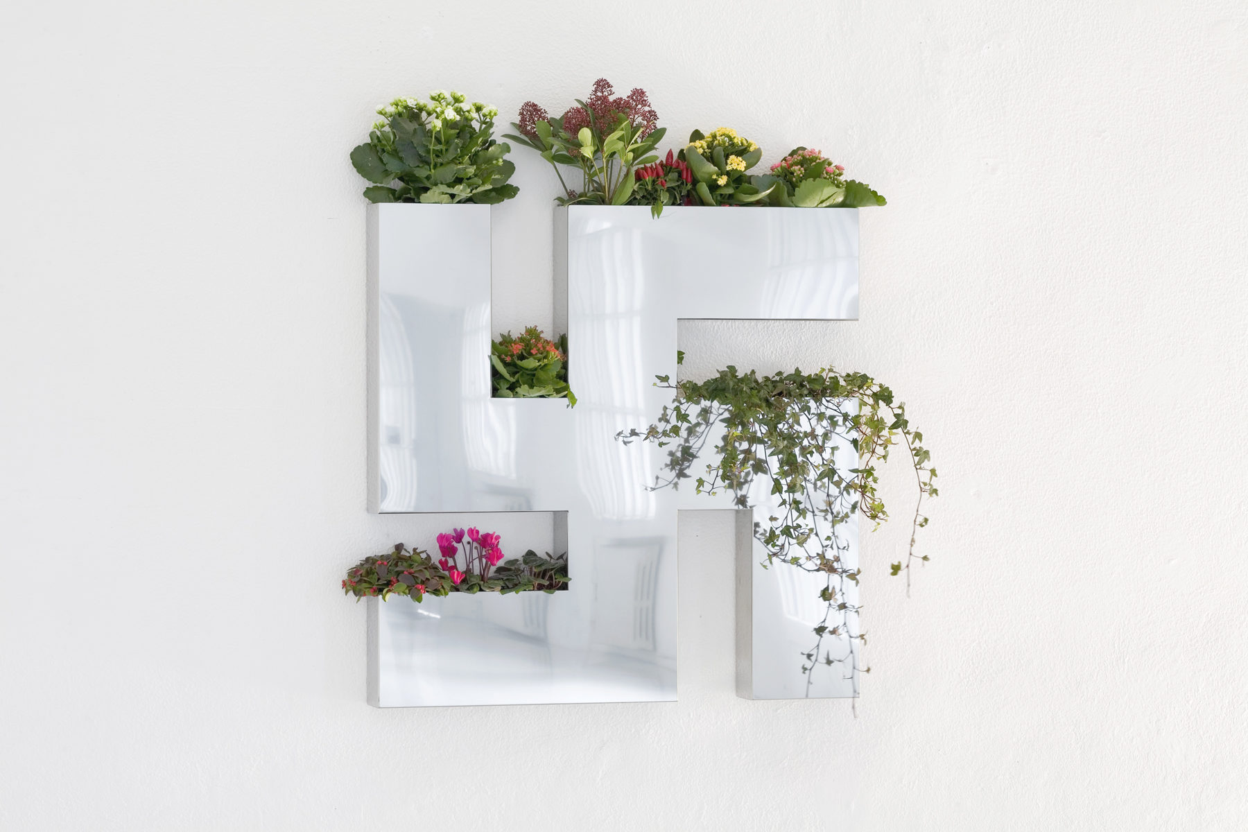 G. Morbin, Fioriera, 2008, stainless steal, flowers, 90 x 90 x 12 cm