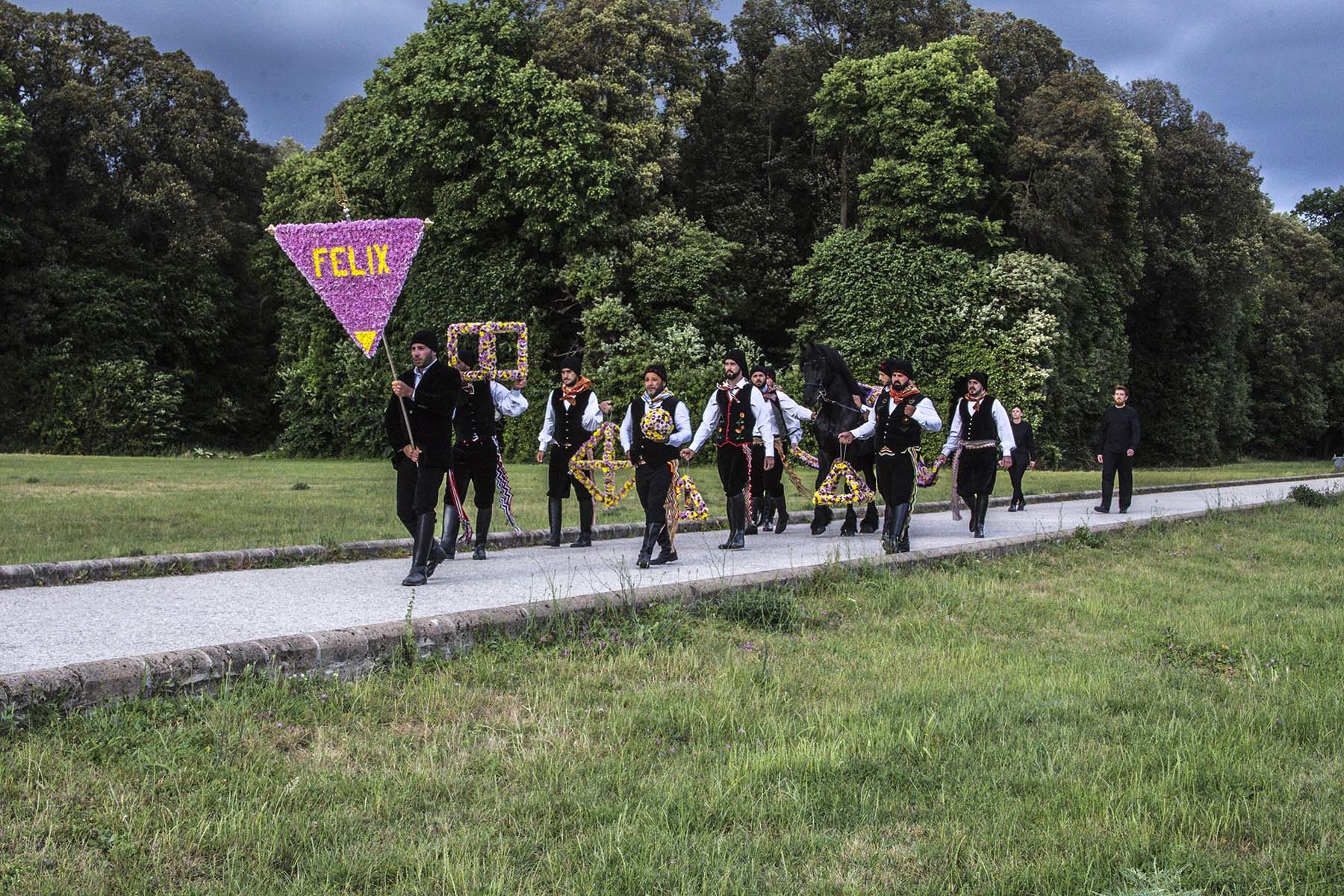 Vinci-Galesi, La terra dei fiori, 2017, performance, courtesy of the artists and aA29, ph. A. Zangirolami