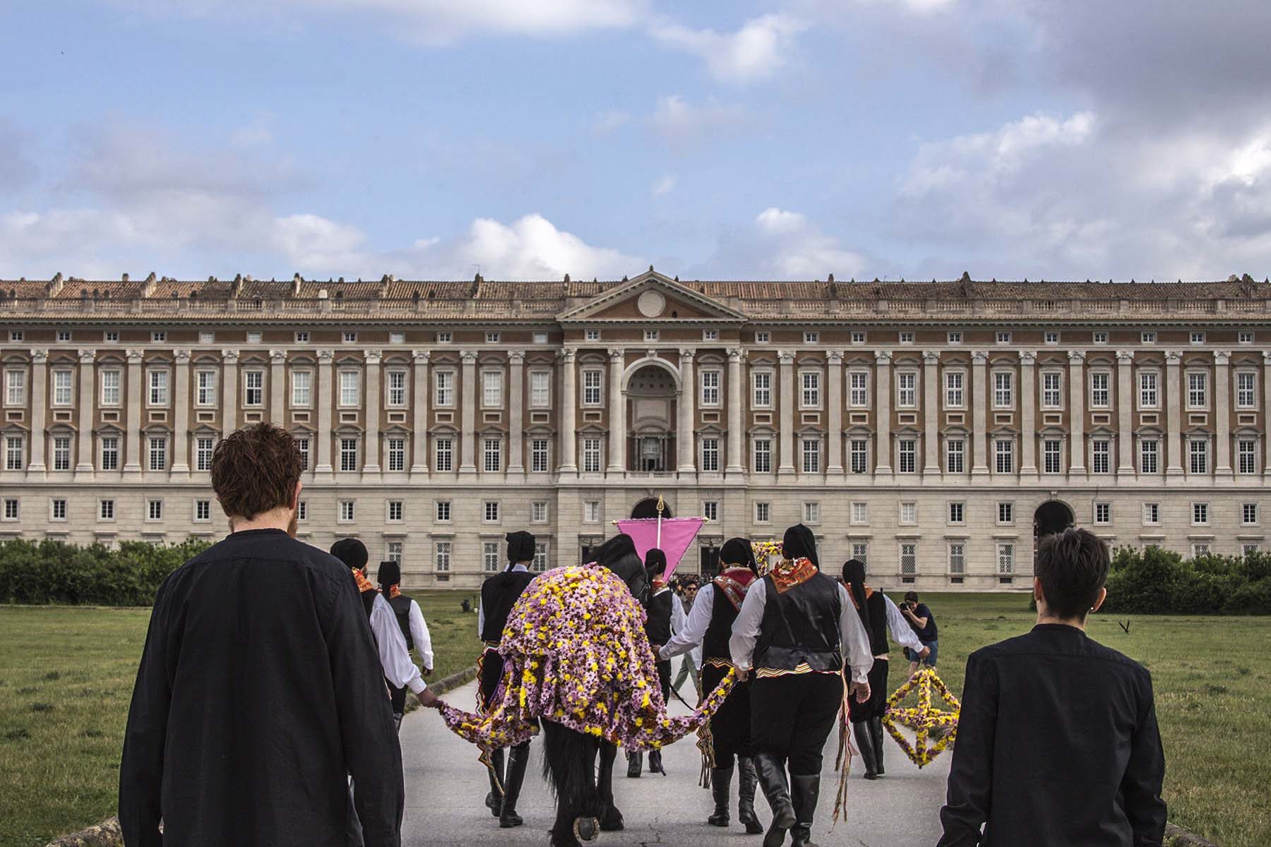 Vinci-Galesi, La terra dei fiori, 2017, performance, courtesy of the artists and aA29, ph. A. Zangirolami