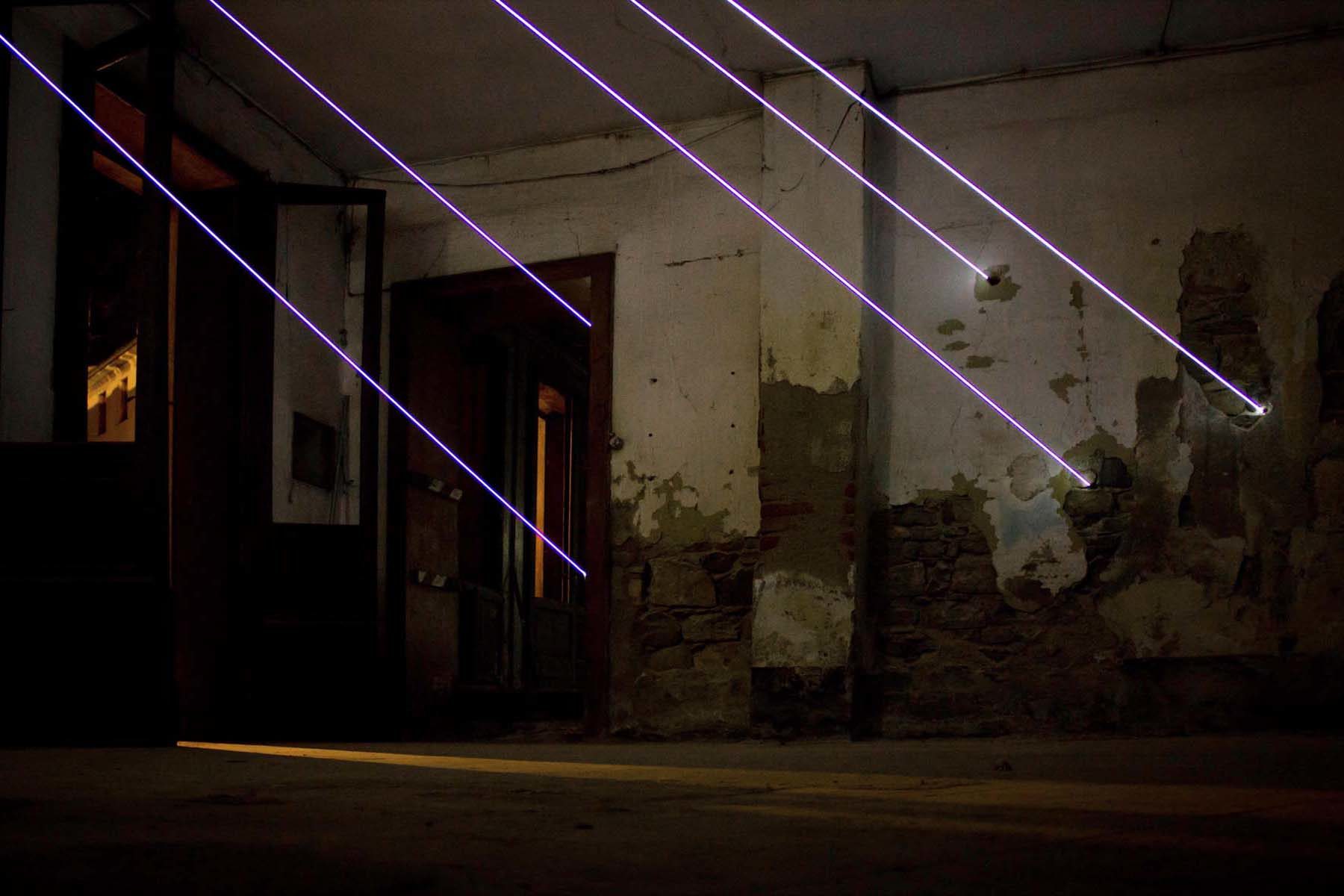 Carlo Bernardini, Aprite la luce, 2011, optical fiber steal, Palazzo Anas, Vittorio Veneto, ph. N.Covre