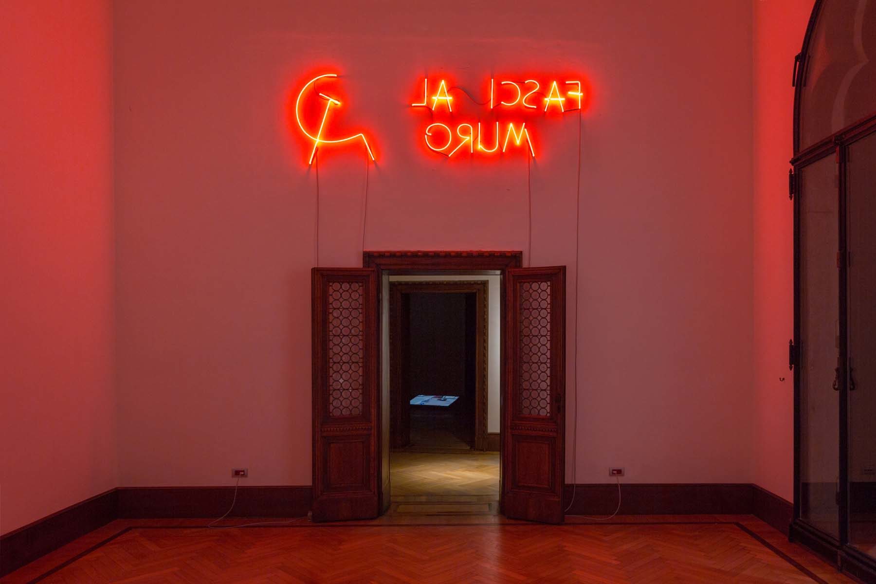 Nemanja Cvijanović, Fasci al muro, 2018, red neon light, 87 x 262 cm, ph. Nico Covre