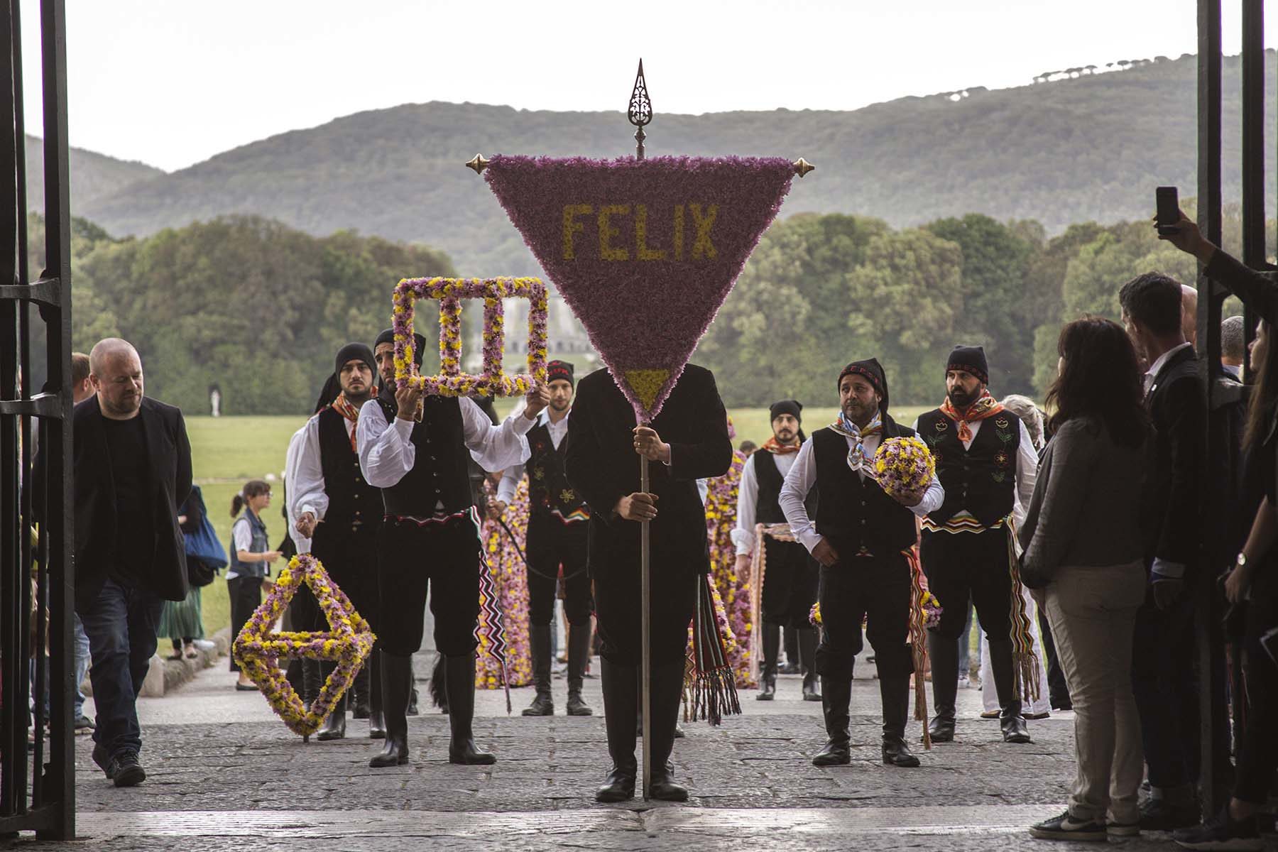 Vinci-Galesi, La terra dei fiori, 2017, performance, courtesy of the artists and aA29, ph. A. Zangirolami