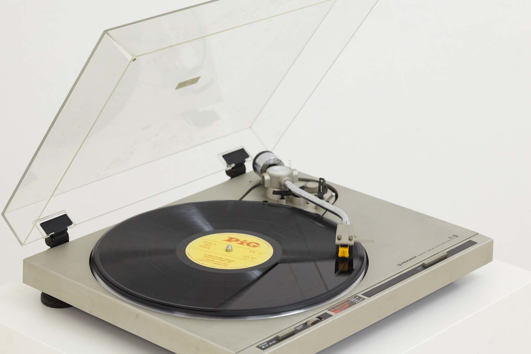 G. Morbin, Hiccup, 2007, record player, loudspeaker, cutted vinyl record, 52 x 44.3 x 110 cm