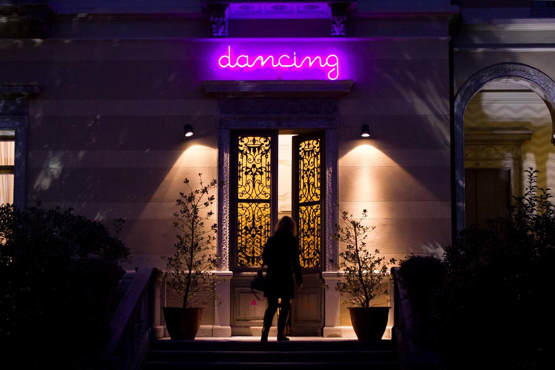 Matteo Attruia, Dancing, 2012, scritta in neon, cm 53 x 177