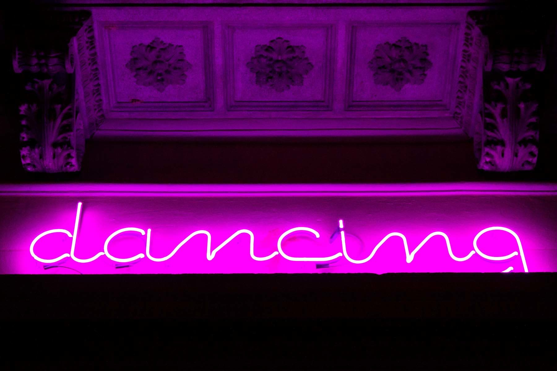 Matteo Attruia, Dancing, 2012, scritta in neon, cm 53 x 177